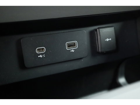 Land Rover Defender 3.0 D300 110 X-Dynamic - Grijs Kenteken | Luchtvering | Leder+Memory | Dig. Cockpit | 360*+PDC | Meridian | Nav+App.Connect | Winterpack | V