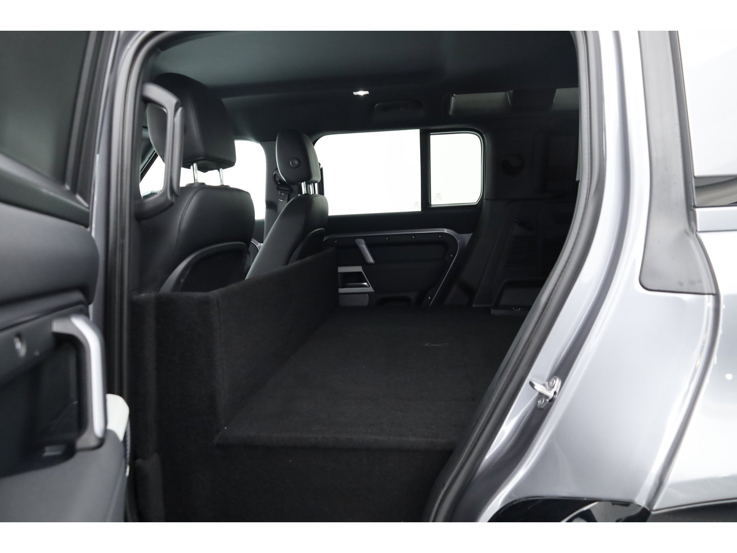 Land Rover Defender 3.0 D300 110 X-Dynamic - Grijs Kenteken | Luchtvering | Leder+Memory | Dig. Cockpit | 360*+PDC | Meridian | Nav+App.Connect | Winterpack | V