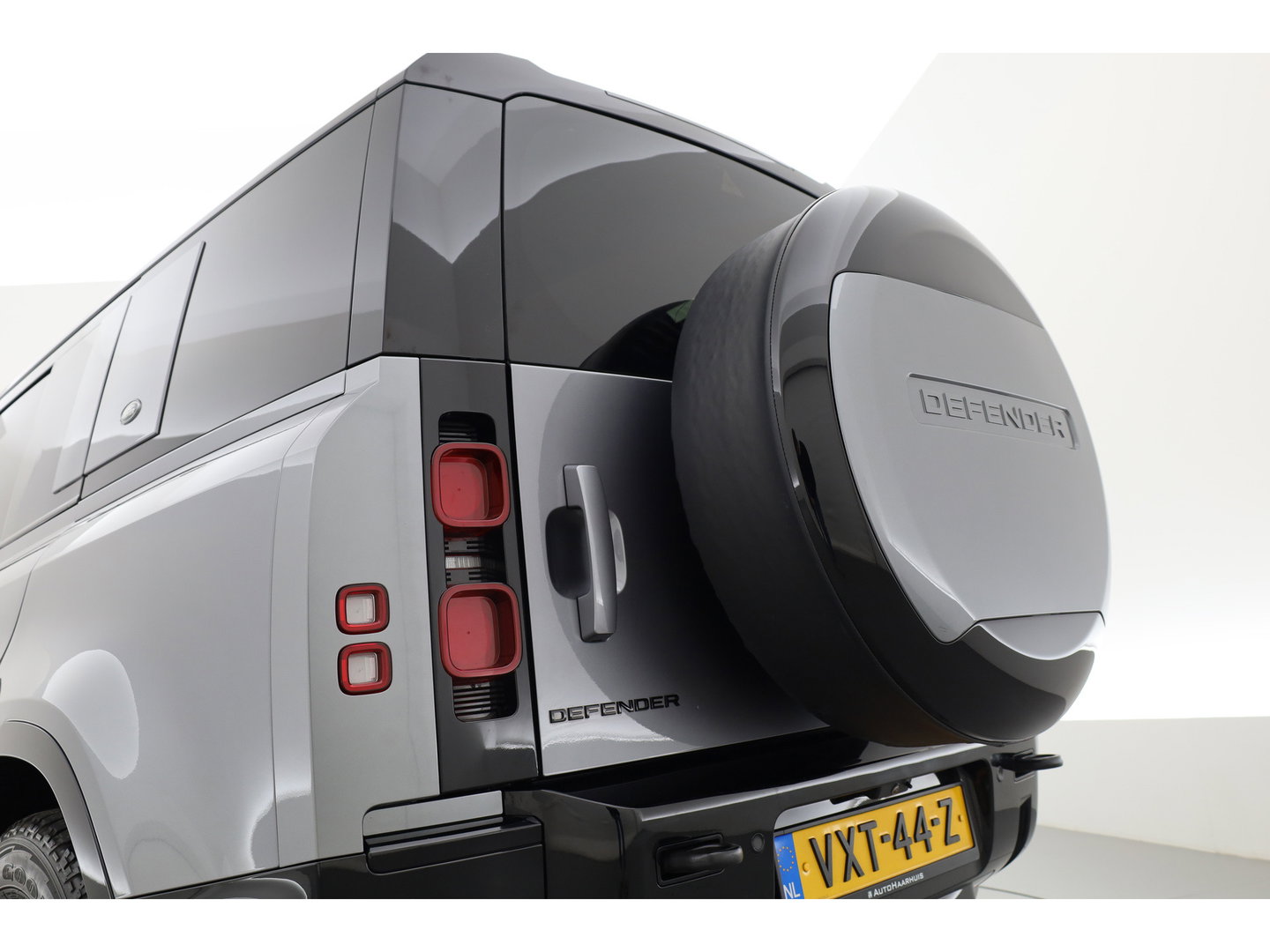Land Rover Defender 3.0 D300 110 X-Dynamic - Grijs Kenteken | Luchtvering | Leder+Memory | Dig. Cockpit | 360*+PDC | Meridian | Nav+App.Connect | Winterpack | V