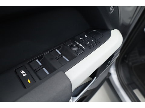 Land Rover Defender 3.0 D300 110 X-Dynamic - Grijs Kenteken | Luchtvering | Leder+Memory | Dig. Cockpit | 360*+PDC | Meridian | Nav+App.Connect | Winterpack | V