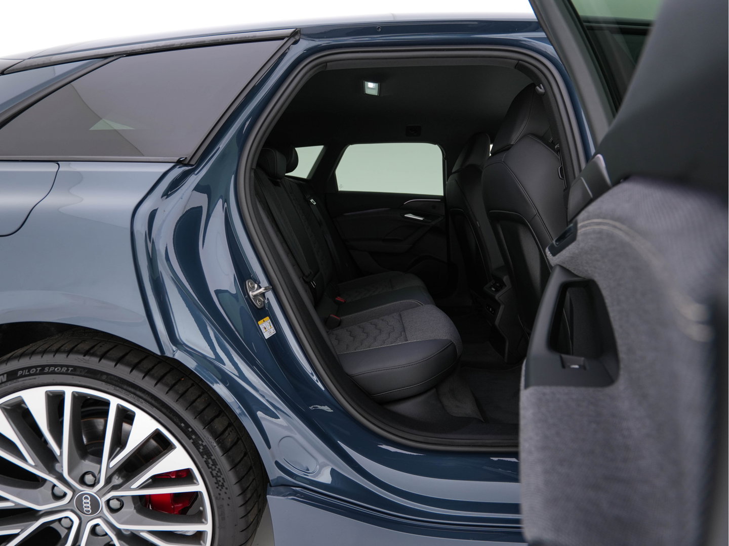 Audi A6 Avant e-tron S edition 83 kWh [ 3-Fase ] (INCL.BTW) *MATRIX-LED | LEATHER-FABRIC | ADAPTIVE-CRUISE | TOP-VIEW | BLINDSPOT | KEYLESS | MEMORY-PACK | WIDESCREEN-COCKPIT | PRIVACY-GLASS | SHIT-PADDLES | HEATED-SPORTSEATS | 21''ALU | TO