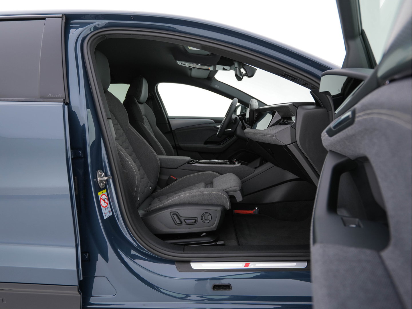 Audi A6 Avant e-tron S edition 83 kWh [ 3-Fase ] (INCL.BTW) *MATRIX-LED | LEATHER-FABRIC | ADAPTIVE-CRUISE | TOP-VIEW | BLINDSPOT | KEYLESS | MEMORY-PACK | WIDESCREEN-COCKPIT | PRIVACY-GLASS | SHIT-PADDLES | HEATED-SPORTSEATS | 21''ALU | TO