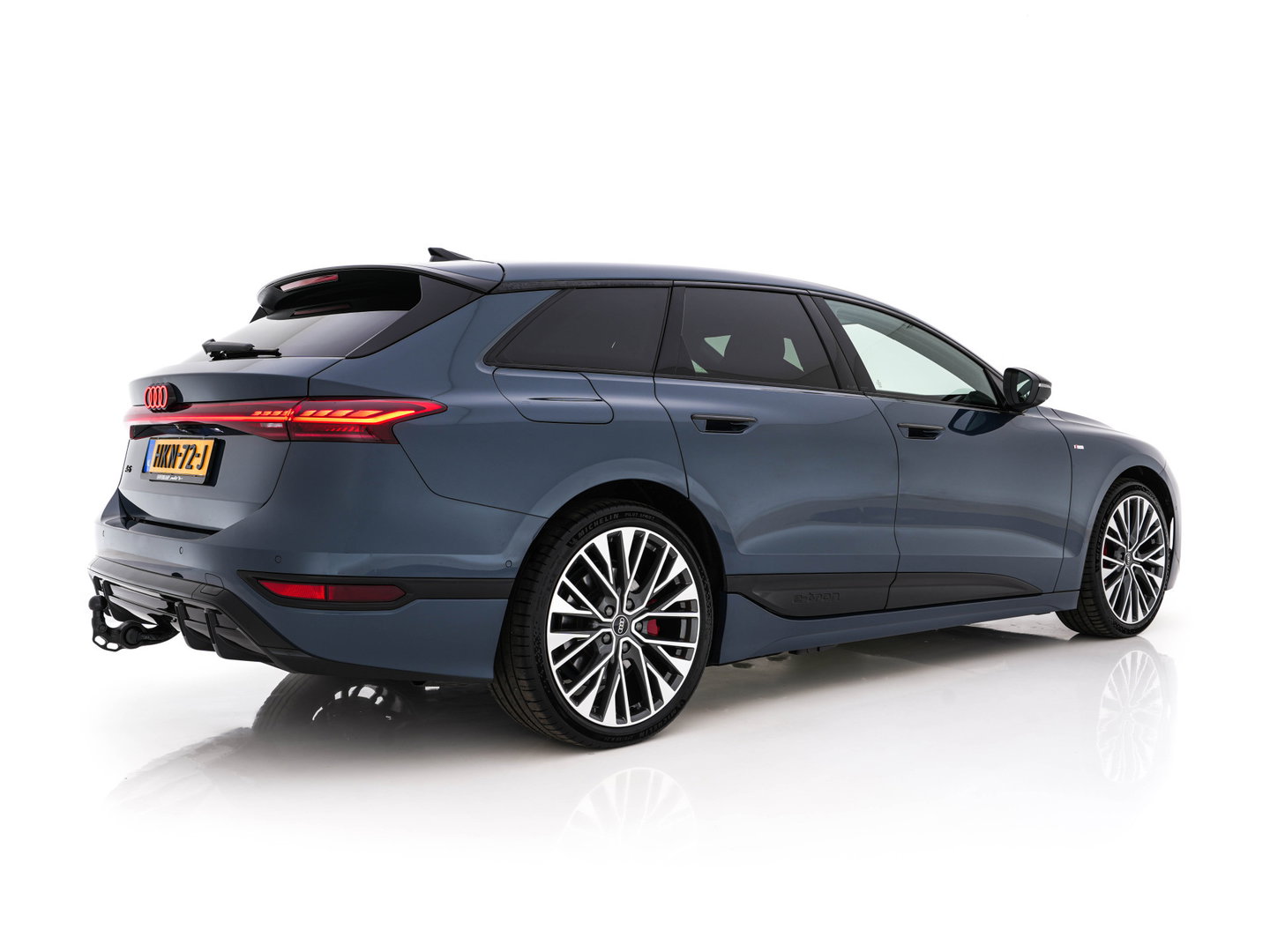 Audi A6 Avant e-tron S edition 83 kWh [ 3-Fase ] (INCL.BTW) *MATRIX-LED | LEATHER-FABRIC | ADAPTIVE-CRUISE | TOP-VIEW | BLINDSPOT | KEYLESS | MEMORY-PACK | WIDESCREEN-COCKPIT | PRIVACY-GLASS | SHIT-PADDLES | HEATED-SPORTSEATS | 21''ALU | TO