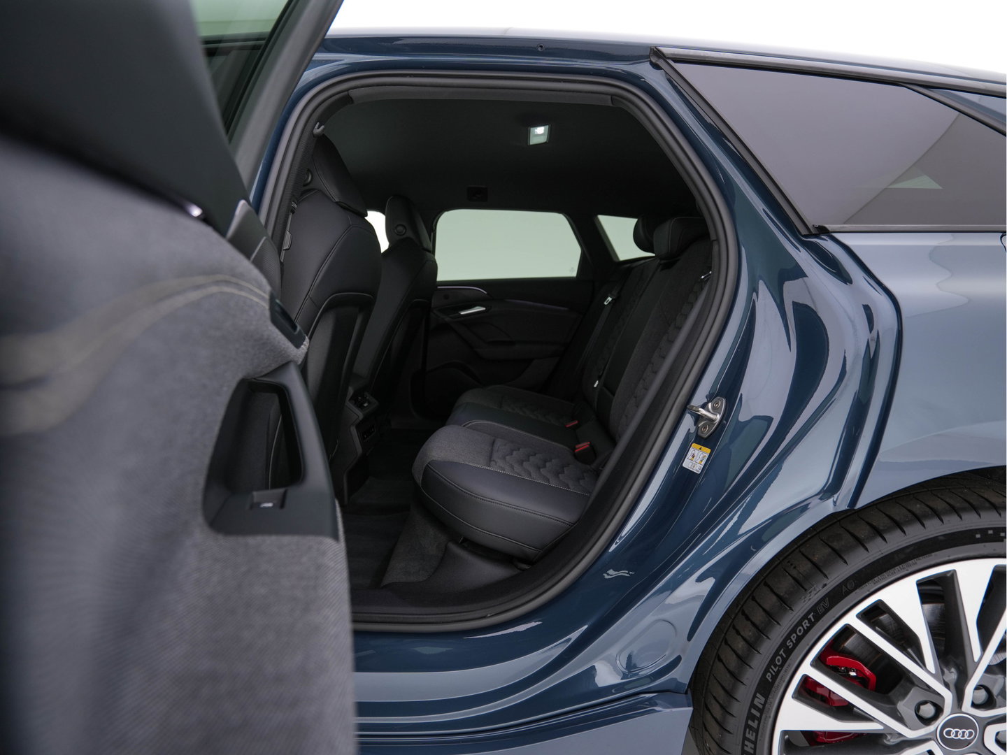 Audi A6 Avant e-tron S edition 83 kWh [ 3-Fase ] (INCL.BTW) *MATRIX-LED | LEATHER-FABRIC | ADAPTIVE-CRUISE | TOP-VIEW | BLINDSPOT | KEYLESS | MEMORY-PACK | WIDESCREEN-COCKPIT | PRIVACY-GLASS | SHIT-PADDLES | HEATED-SPORTSEATS | 21''ALU | TO