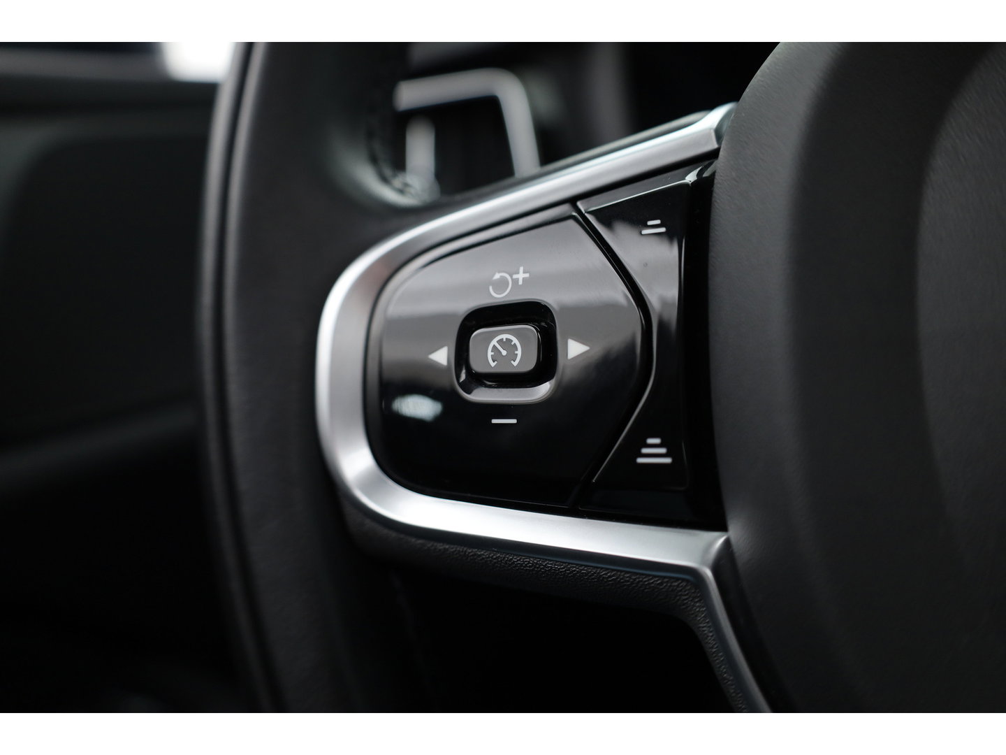 Volvo V60 2.0 T8 Inscription 455PK | SOH 94 % | Pano-dak | ACC | Elek. Trekhaak | Camera | Stoel + stuurverw. | 19 inch