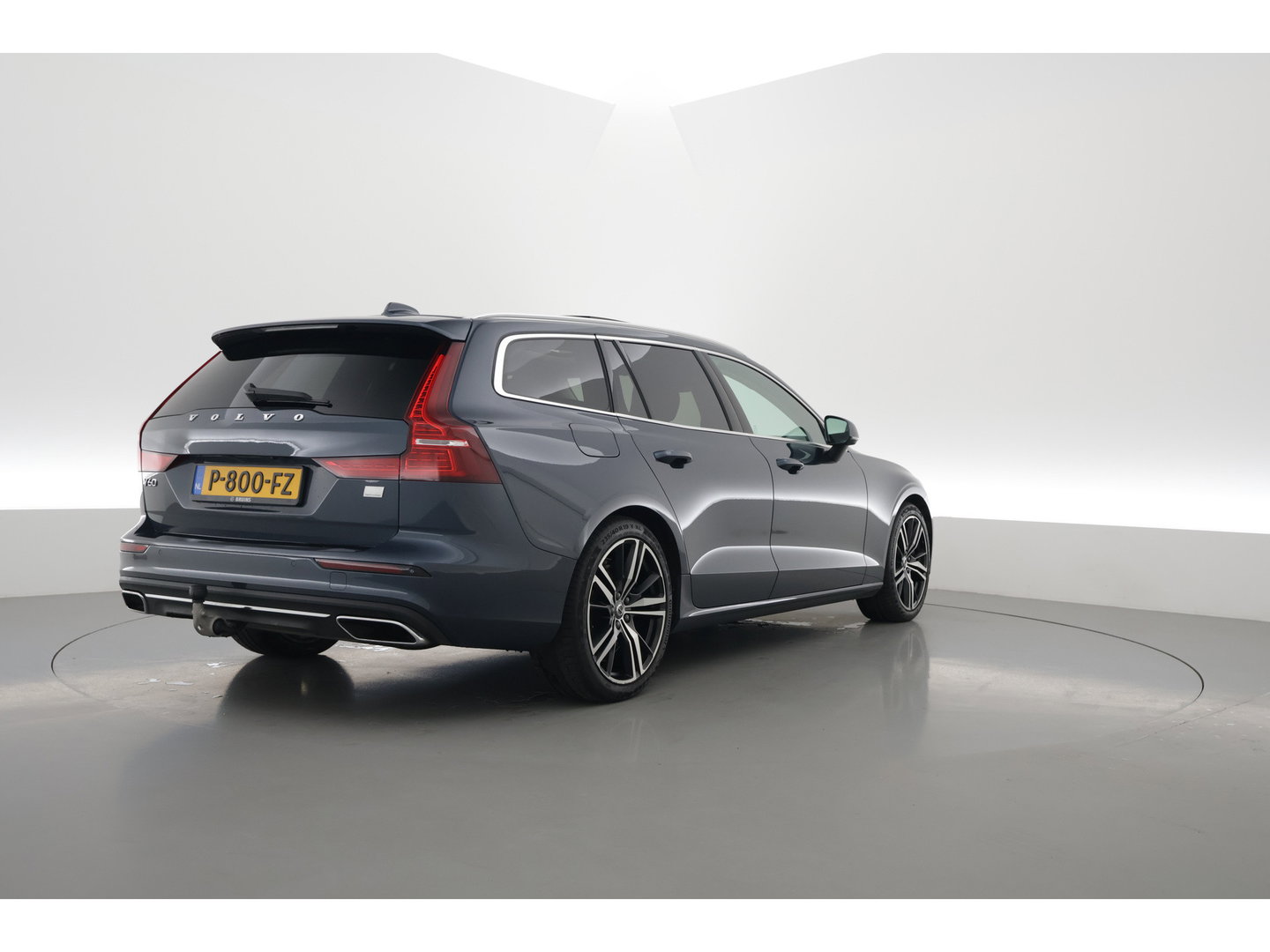 Volvo V60 2.0 T8 Inscription 455PK | SOH 94 % | Pano-dak | ACC | Elek. Trekhaak | Camera | Stoel + stuurverw. | 19 inch