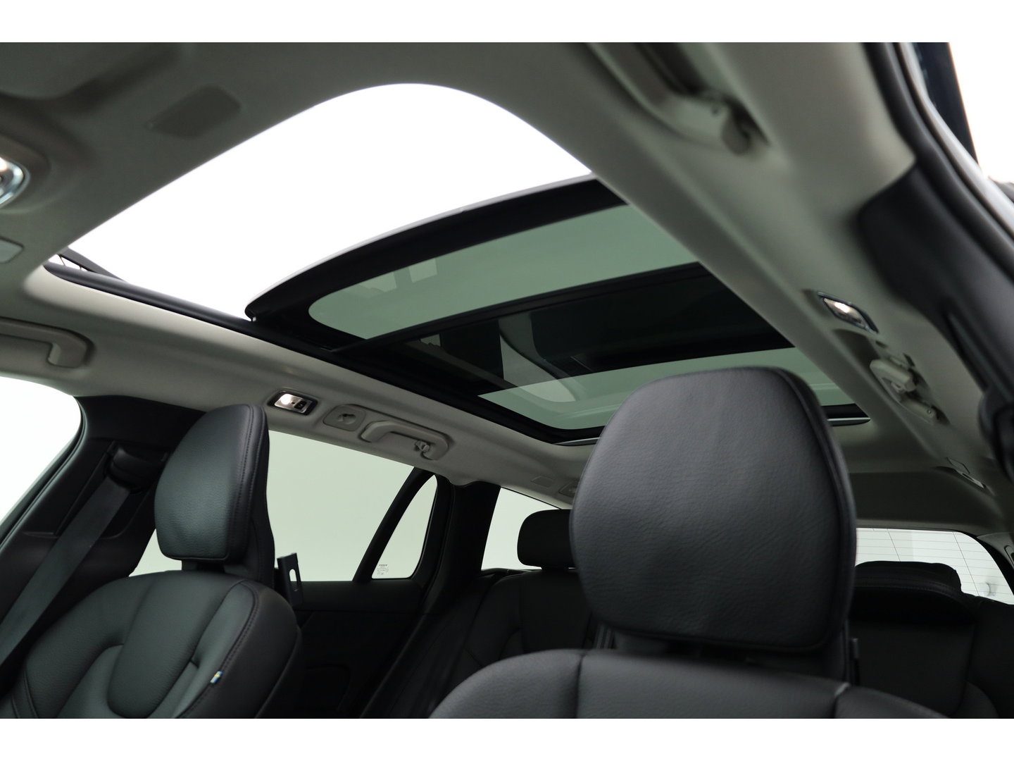 Volvo V60 2.0 T8 Inscription 455PK | SOH 94 % | Pano-dak | ACC | Elek. Trekhaak | Camera | Stoel + stuurverw. | 19 inch