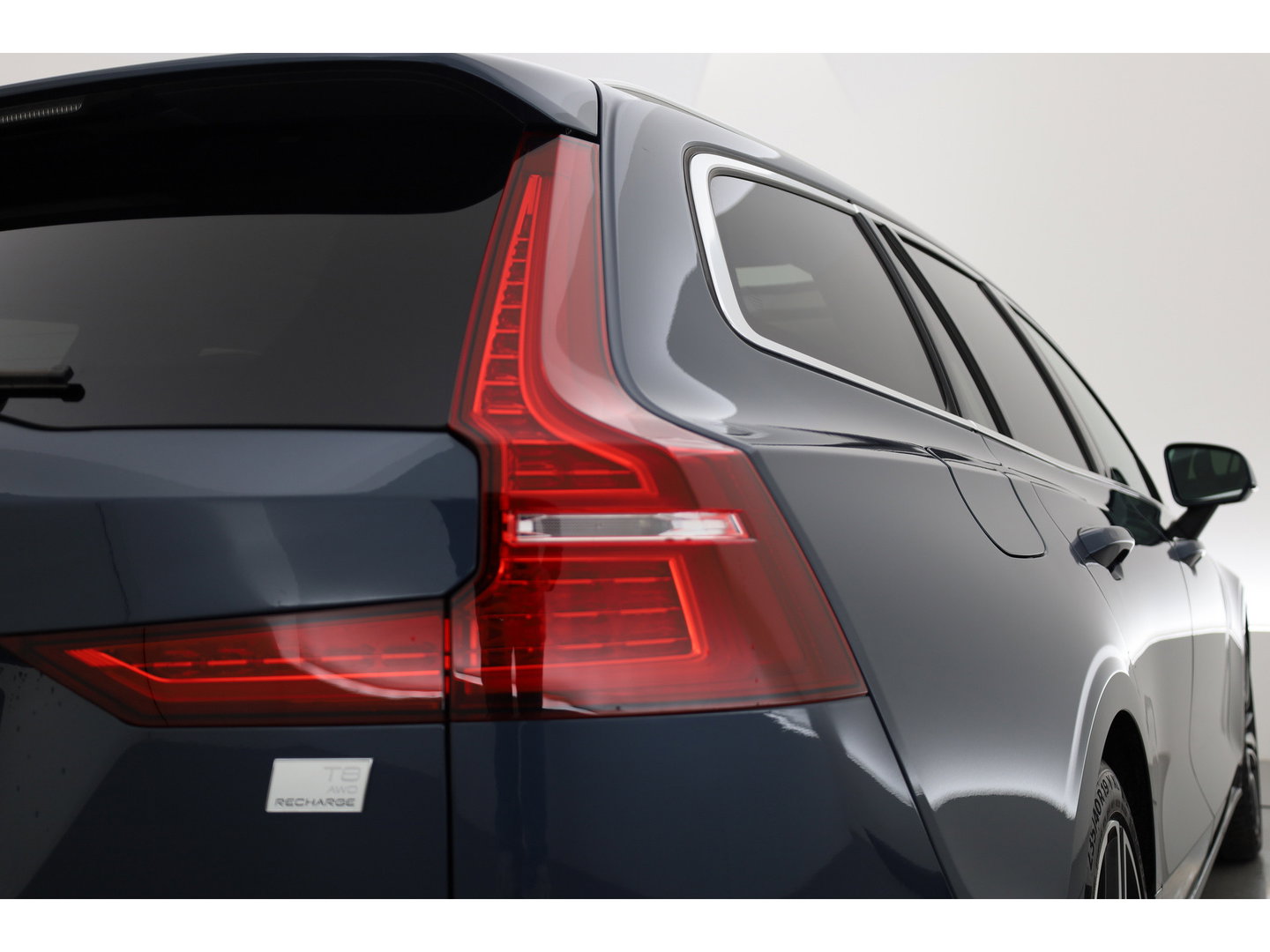 Volvo V60 2.0 T8 Inscription 455PK | SOH 94 % | Pano-dak | ACC | Elek. Trekhaak | Camera | Stoel + stuurverw. | 19 inch