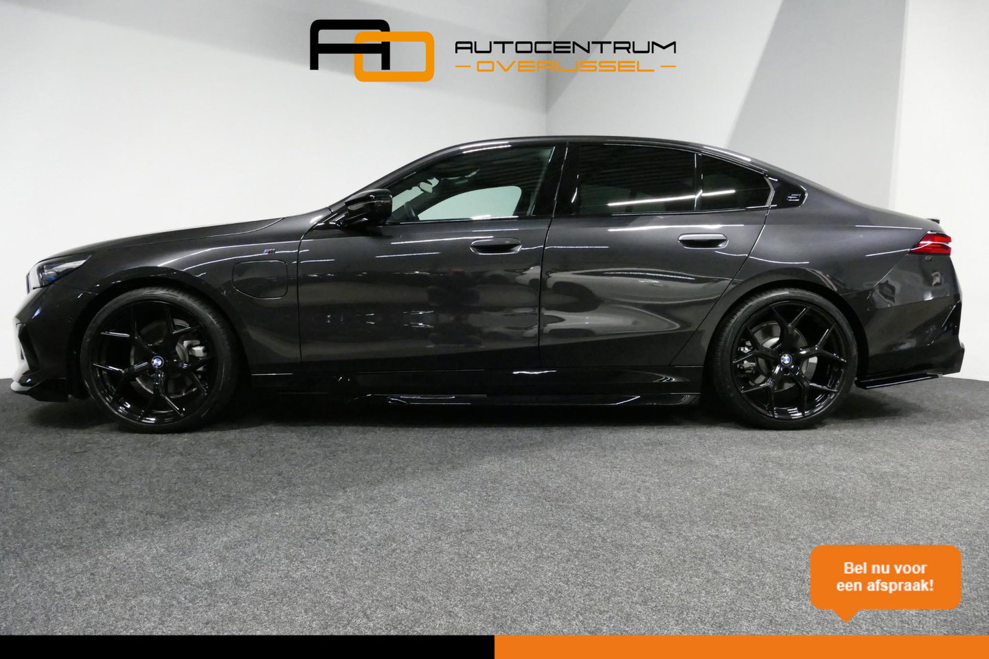 BMW 5 Serie 530e M Sport Edition / M5 Look / M Sport Bodykit / Panoramadak / Stoelkoeling & -verwarming / Iconic Glow / Harman Kardon / Elektr. verstelbare voorstoelen (links memory) / HUD / Rondomzichtcamera / Apple Carplay - Android Auto / Achterbank verwarming / D