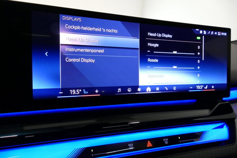 BMW 5 Serie 530e M Sport Edition / M5 Look / M Sport Bodykit / Panoramadak / Stoelkoeling & -verwarming / Iconic Glow / Harman Kardon / Elektr. verstelbare voorstoelen (links memory) / HUD / Rondomzichtcamera / Apple Carplay - Android Auto / Achterbank verwarming / D