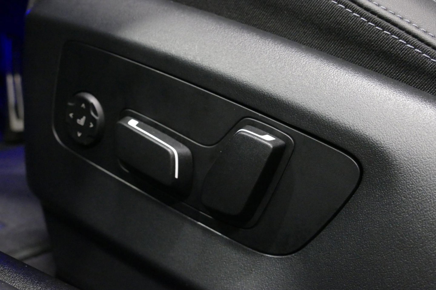 BMW 5 Serie 530e M Sport Edition / M5 Look / M Sport Bodykit / Panoramadak / Stoelkoeling & -verwarming / Iconic Glow / Harman Kardon / Elektr. verstelbare voorstoelen (links memory) / HUD / Rondomzichtcamera / Apple Carplay - Android Auto / Achterbank verwarming / D