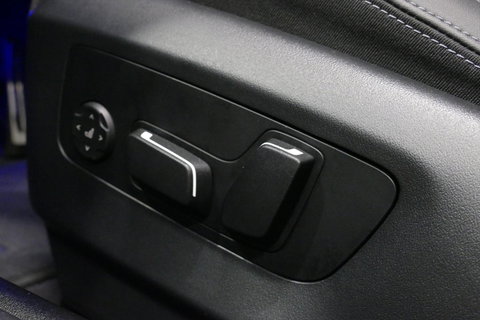 BMW 5 Serie 530e M Sport Edition / M5 Look / M Sport Bodykit / Panoramadak / Stoelkoeling & -verwarming / Iconic Glow / Harman Kardon / Elektr. verstelbare voorstoelen (links memory) / HUD / Rondomzichtcamera / Apple Carplay - Android Auto / Achterbank verwarming / D