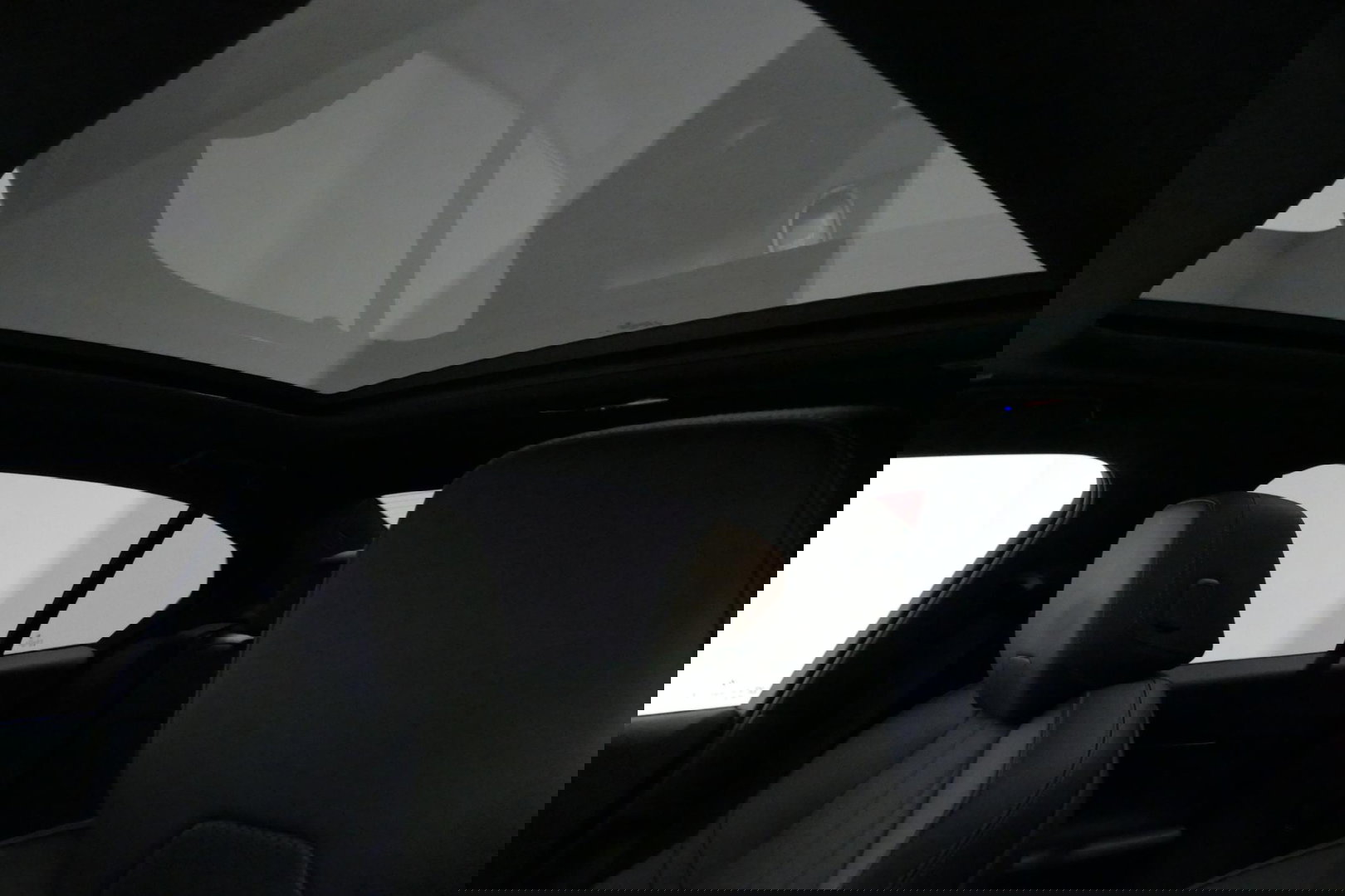 BMW 5 Serie 530e M Sport Edition / M5 Look / M Sport Bodykit / Panoramadak / Stoelkoeling & -verwarming / Iconic Glow / Harman Kardon / Elektr. verstelbare voorstoelen (links memory) / HUD / Rondomzichtcamera / Apple Carplay - Android Auto / Achterbank verwarming / D