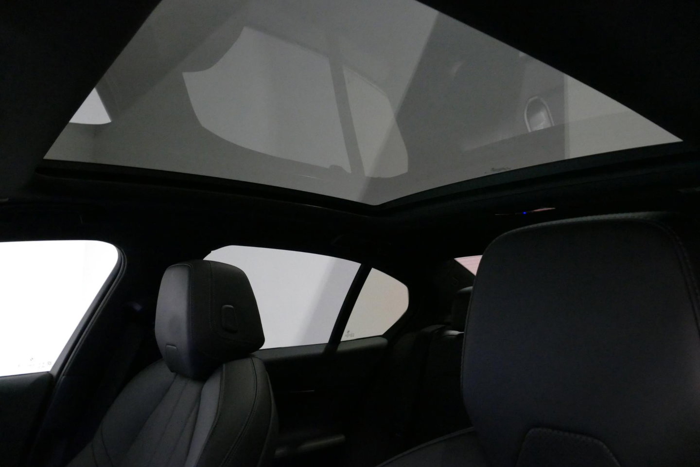 BMW 5 Serie 530e M Sport Edition / M5 Look / M Sport Bodykit / Panoramadak / Stoelkoeling & -verwarming / Iconic Glow / Harman Kardon / Elektr. verstelbare voorstoelen (links memory) / HUD / Rondomzichtcamera / Apple Carplay - Android Auto / Achterbank verwarming / D