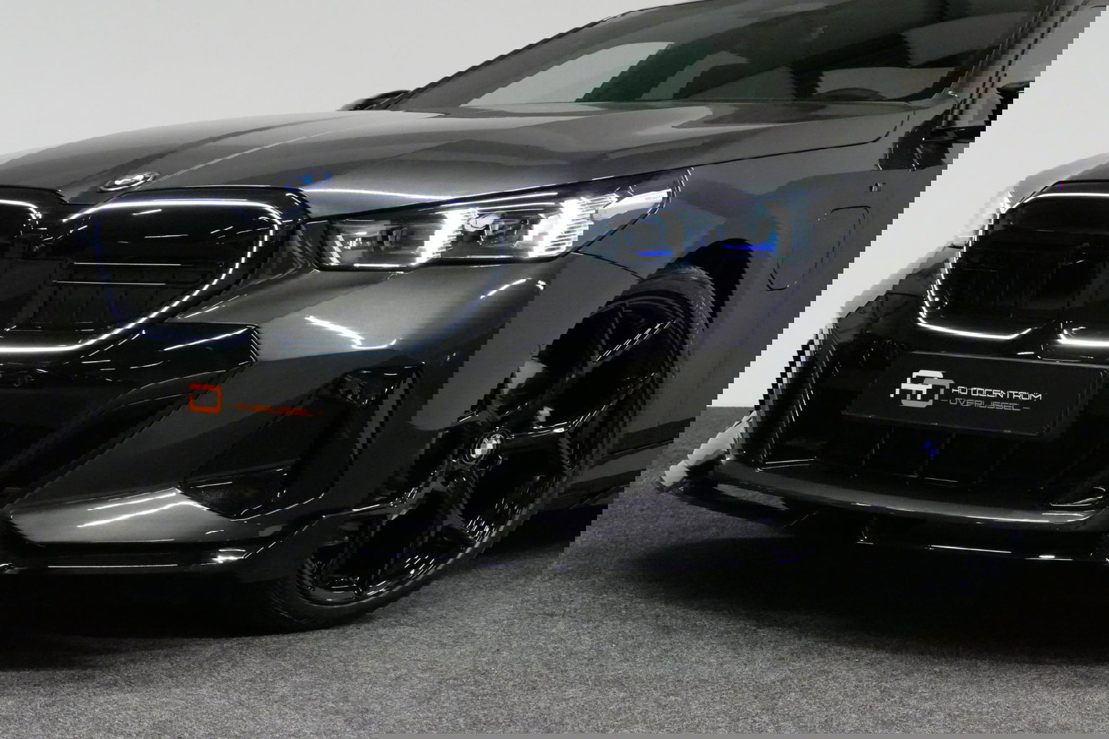 BMW 5 Serie 530e M Sport Edition / M5 Look / M Sport Bodykit / Panoramadak / Stoelkoeling & -verwarming / Iconic Glow / Harman Kardon / Elektr. verstelbare voorstoelen (links memory) / HUD / Rondomzichtcamera / Apple Carplay - Android Auto / Achterbank verwarming / D