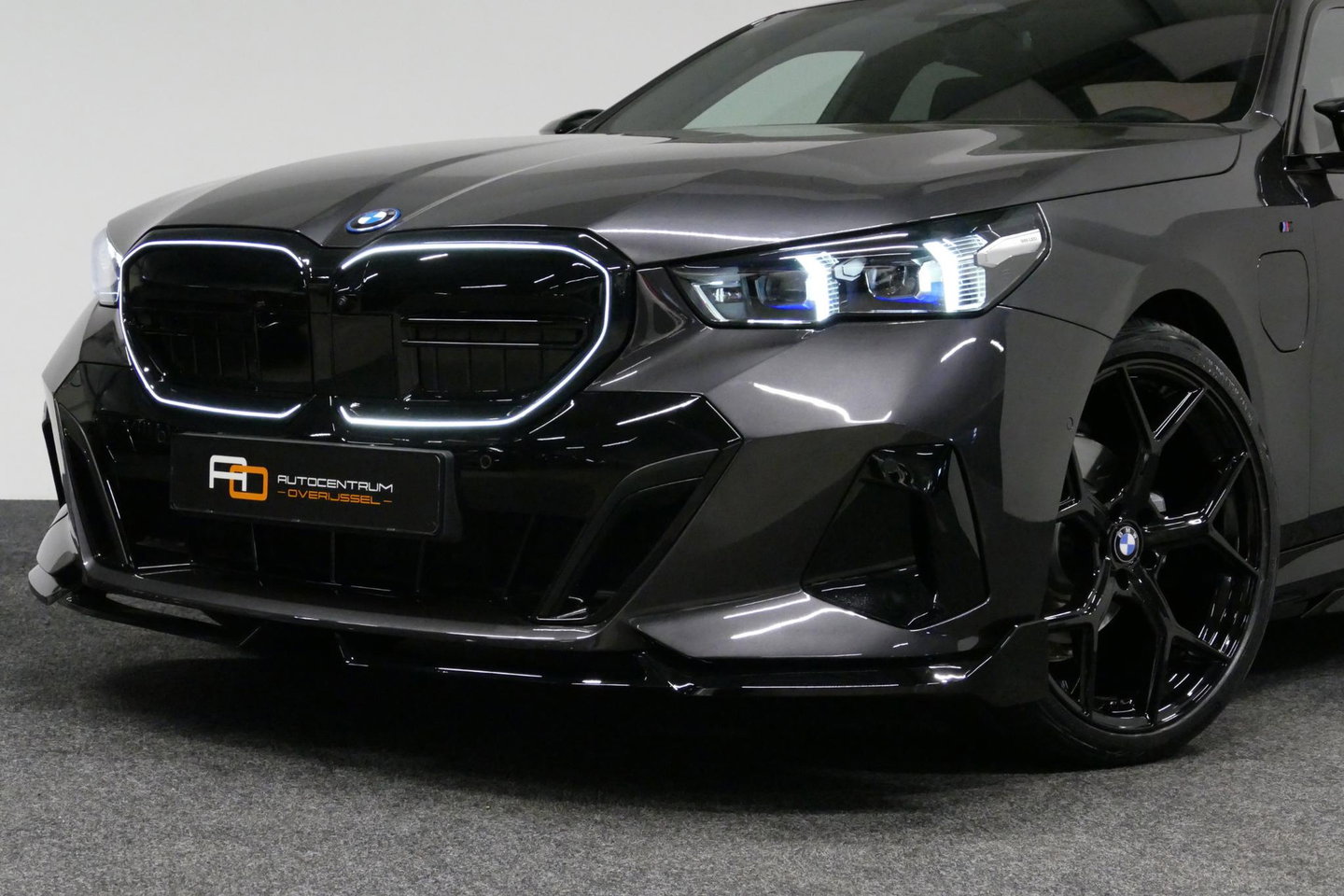 BMW 5 Serie 530e M Sport Edition / M5 Look / M Sport Bodykit / Panoramadak / Stoelkoeling & -verwarming / Iconic Glow / Harman Kardon / Elektr. verstelbare voorstoelen (links memory) / HUD / Rondomzichtcamera / Apple Carplay - Android Auto / Achterbank verwarming / D