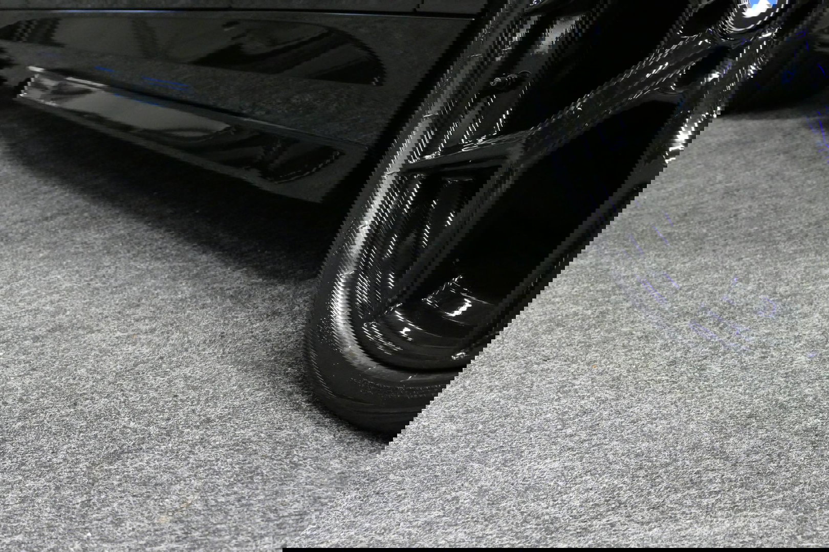 BMW 5 Serie 530e M Sport Edition / M5 Look / M Sport Bodykit / Panoramadak / Stoelkoeling & -verwarming / Iconic Glow / Harman Kardon / Elektr. verstelbare voorstoelen (links memory) / HUD / Rondomzichtcamera / Apple Carplay - Android Auto / Achterbank verwarming / D