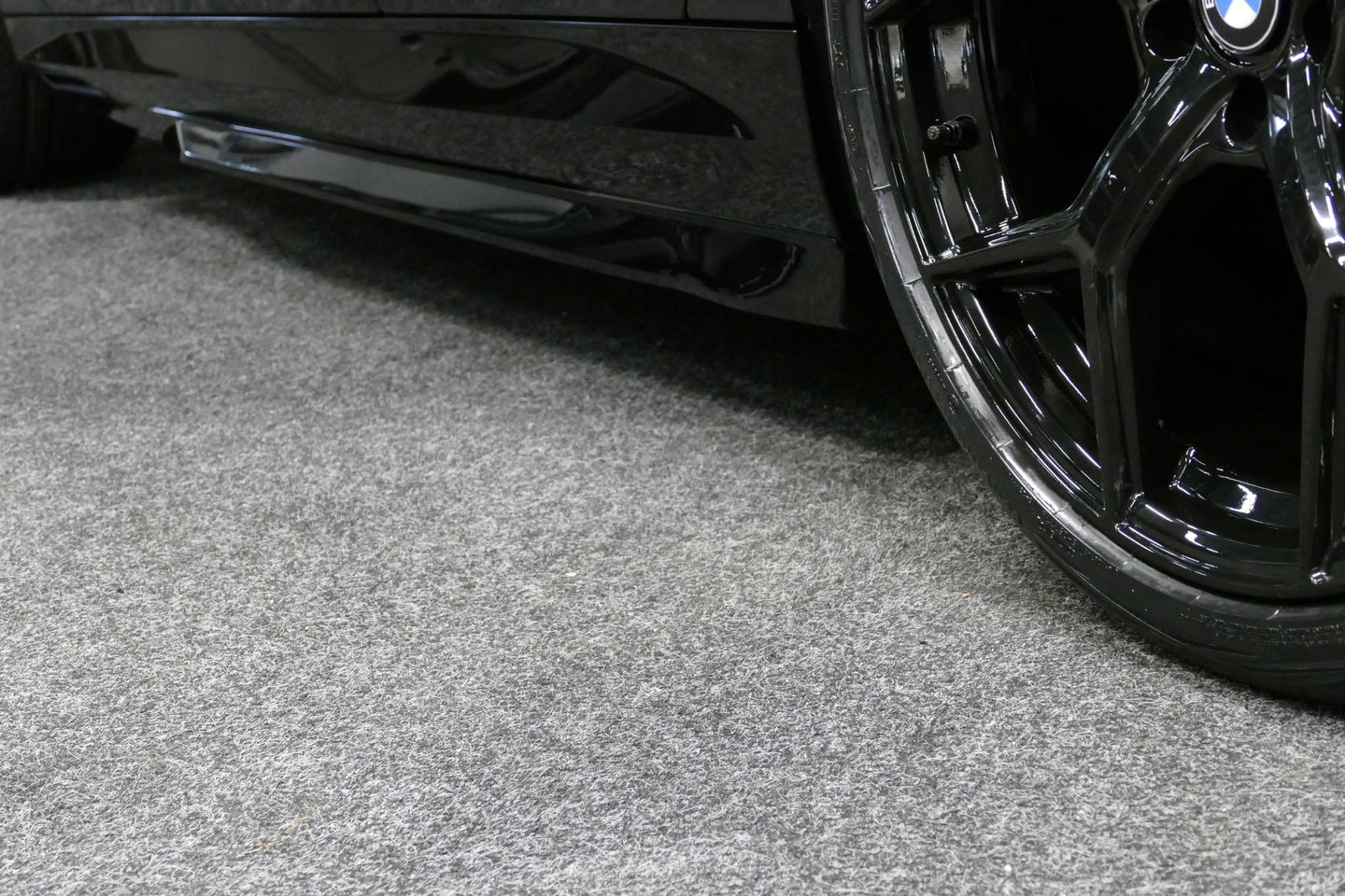 BMW 5 Serie 530e M Sport Edition / M5 Look / M Sport Bodykit / Panoramadak / Stoelkoeling & -verwarming / Iconic Glow / Harman Kardon / Elektr. verstelbare voorstoelen (links memory) / HUD / Rondomzichtcamera / Apple Carplay - Android Auto / Achterbank verwarming / D