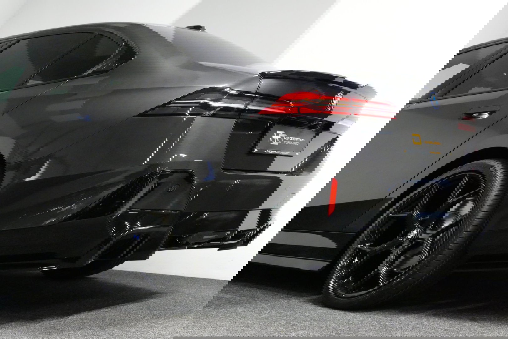 BMW 5 Serie 530e M Sport Edition / M5 Look / M Sport Bodykit / Panoramadak / Stoelkoeling & -verwarming / Iconic Glow / Harman Kardon / Elektr. verstelbare voorstoelen (links memory) / HUD / Rondomzichtcamera / Apple Carplay - Android Auto / Achterbank verwarming / D