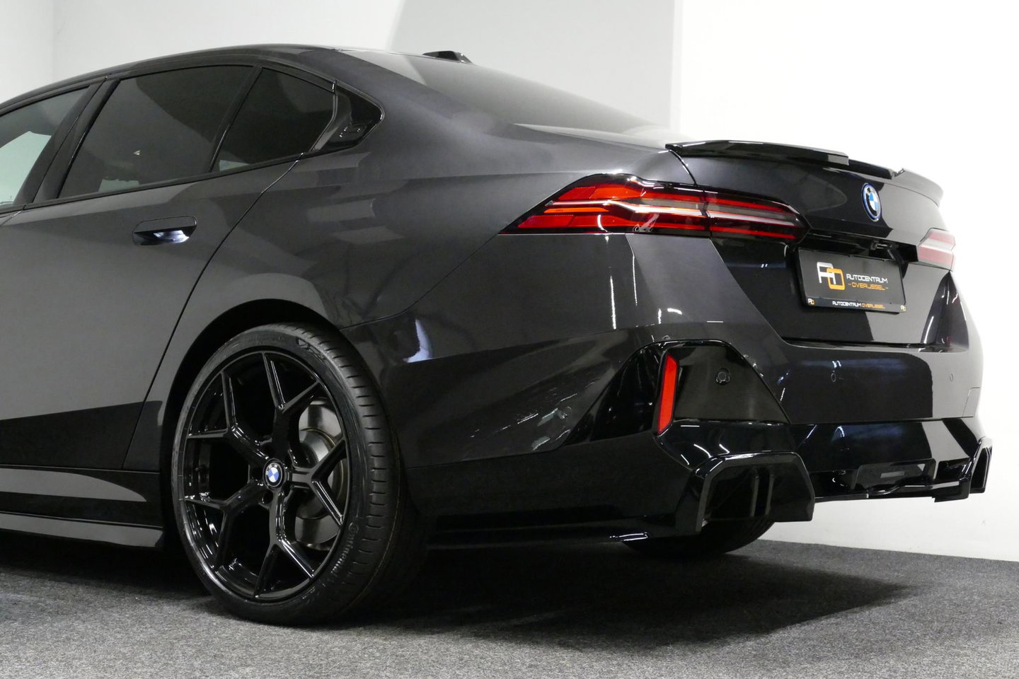 BMW 5 Serie 530e M Sport Edition / M5 Look / M Sport Bodykit / Panoramadak / Stoelkoeling & -verwarming / Iconic Glow / Harman Kardon / Elektr. verstelbare voorstoelen (links memory) / HUD / Rondomzichtcamera / Apple Carplay - Android Auto / Achterbank verwarming / D