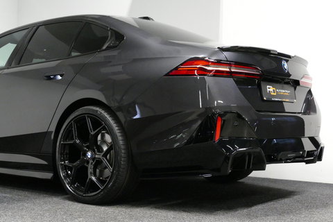 BMW 5 Serie 530e M Sport Edition / M5 Look / M Sport Bodykit / Panoramadak / Stoelkoeling & -verwarming / Iconic Glow / Harman Kardon / Elektr. verstelbare voorstoelen (links memory) / HUD / Rondomzichtcamera / Apple Carplay - Android Auto / Achterbank verwarming / D