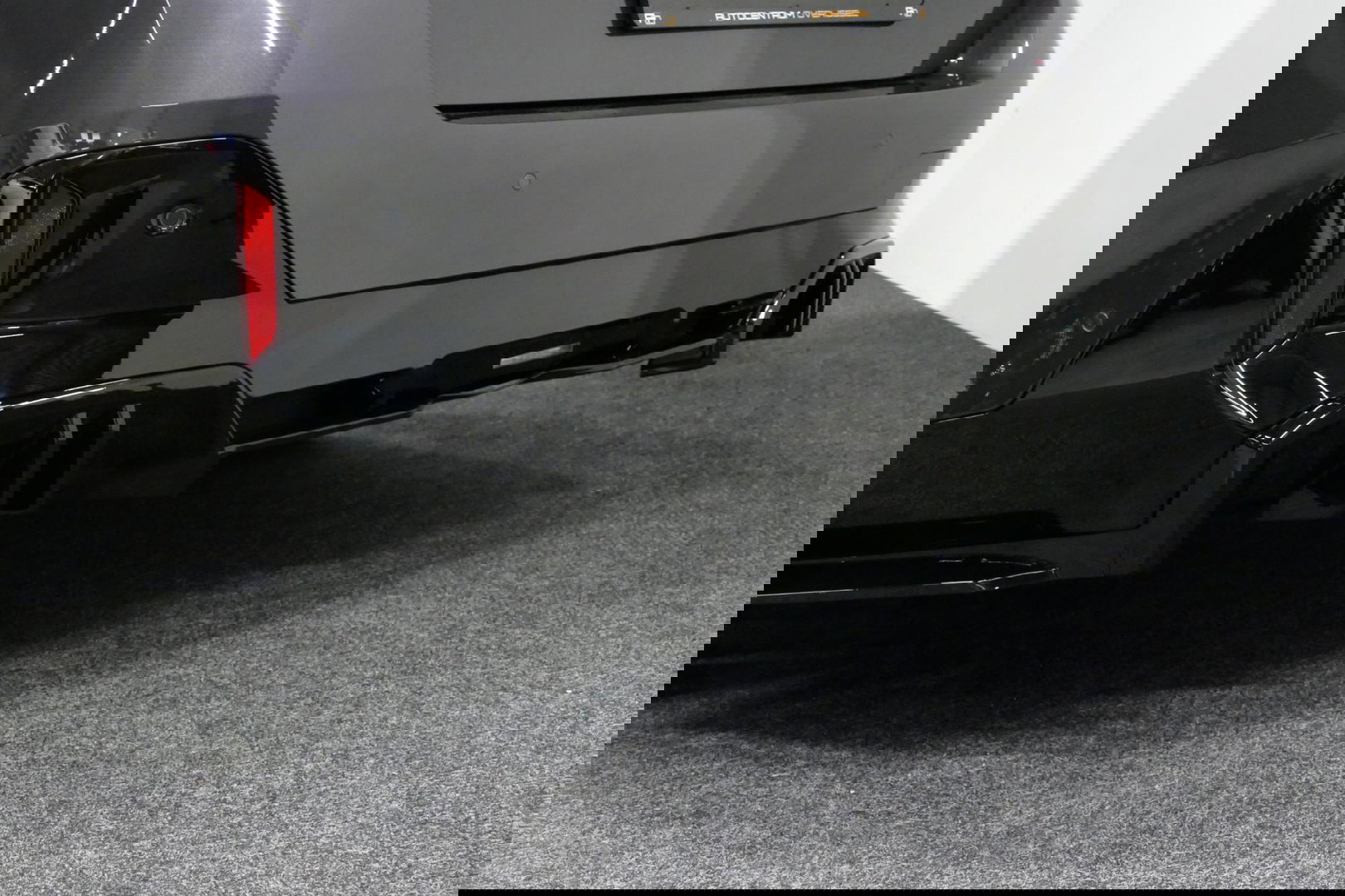 BMW 5 Serie 530e M Sport Edition / M5 Look / M Sport Bodykit / Panoramadak / Stoelkoeling & -verwarming / Iconic Glow / Harman Kardon / Elektr. verstelbare voorstoelen (links memory) / HUD / Rondomzichtcamera / Apple Carplay - Android Auto / Achterbank verwarming / D