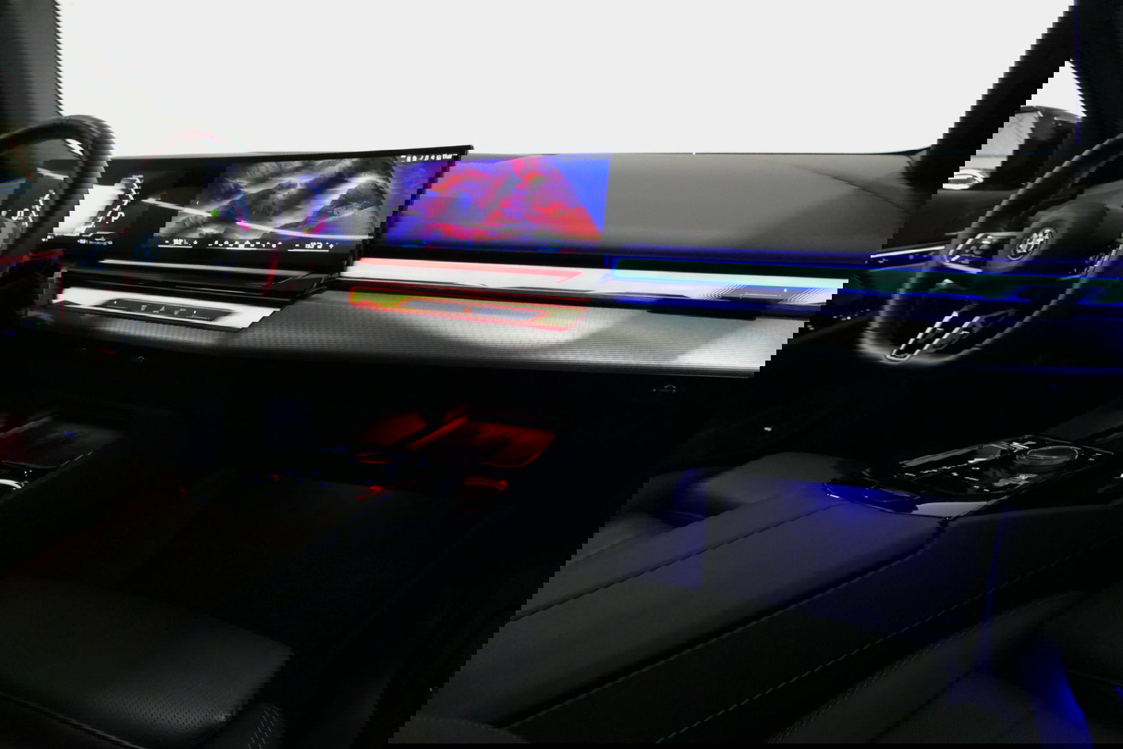 BMW 5 Serie 530e M Sport Edition / M5 Look / M Sport Bodykit / Panoramadak / Stoelkoeling & -verwarming / Iconic Glow / Harman Kardon / Elektr. verstelbare voorstoelen (links memory) / HUD / Rondomzichtcamera / Apple Carplay - Android Auto / Achterbank verwarming / D