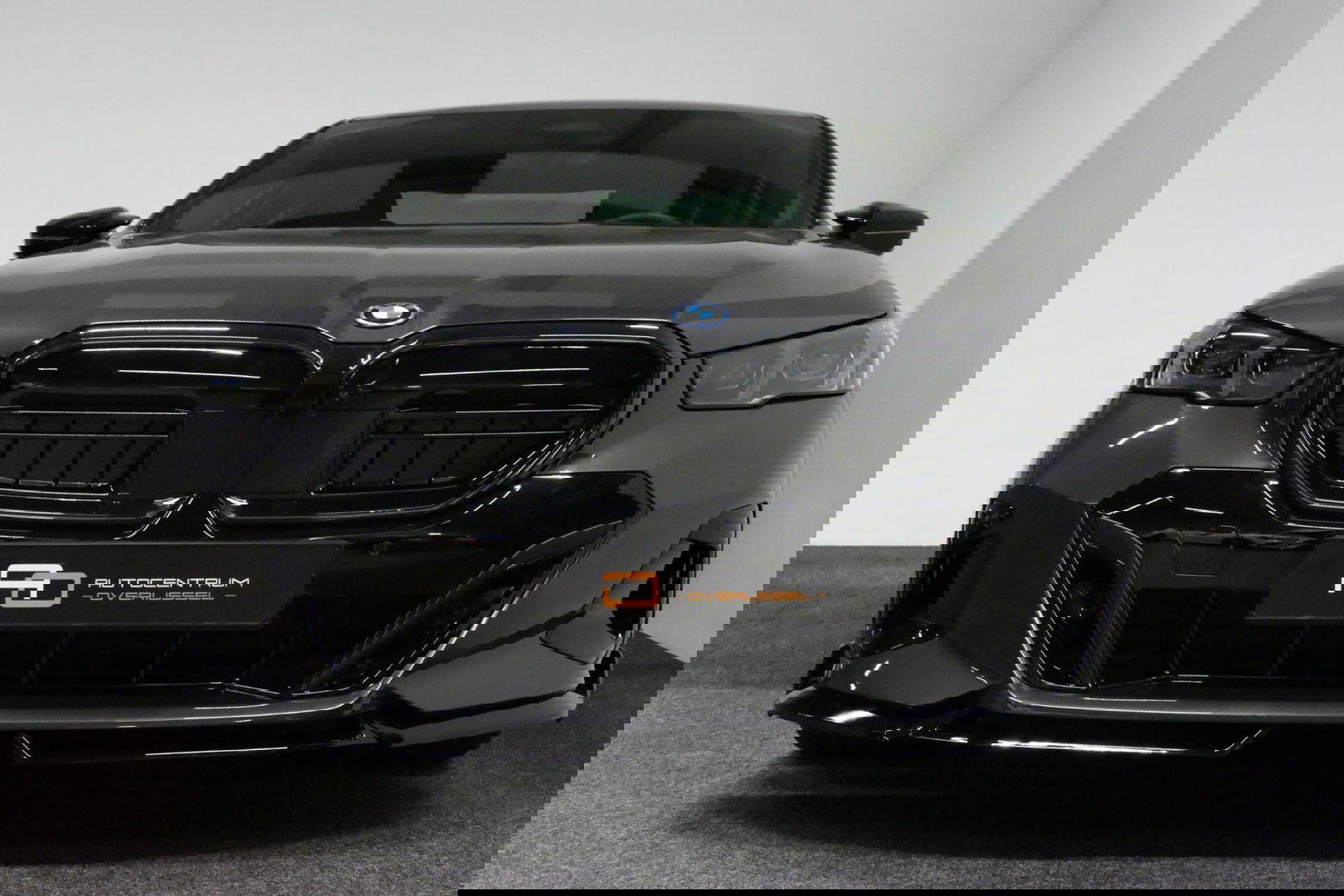 BMW 5 Serie 530e M Sport Edition / M5 Look / M Sport Bodykit / Panoramadak / Stoelkoeling & -verwarming / Iconic Glow / Harman Kardon / Elektr. verstelbare voorstoelen (links memory) / HUD / Rondomzichtcamera / Apple Carplay - Android Auto / Achterbank verwarming / D