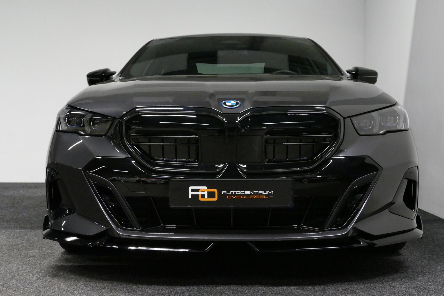 BMW 5 Serie 530e M Sport Edition / M5 Look / M Sport Bodykit / Panoramadak / Stoelkoeling & -verwarming / Iconic Glow / Harman Kardon / Elektr. verstelbare voorstoelen (links memory) / HUD / Rondomzichtcamera / Apple Carplay - Android Auto / Achterbank verwarming / D