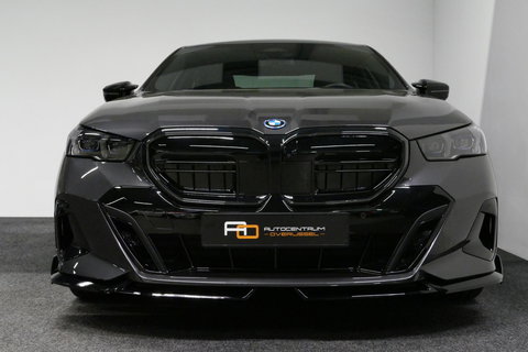 BMW 5 Serie 530e M Sport Edition / M5 Look / M Sport Bodykit / Panoramadak / Stoelkoeling & -verwarming / Iconic Glow / Harman Kardon / Elektr. verstelbare voorstoelen (links memory) / HUD / Rondomzichtcamera / Apple Carplay - Android Auto / Achterbank verwarming / D