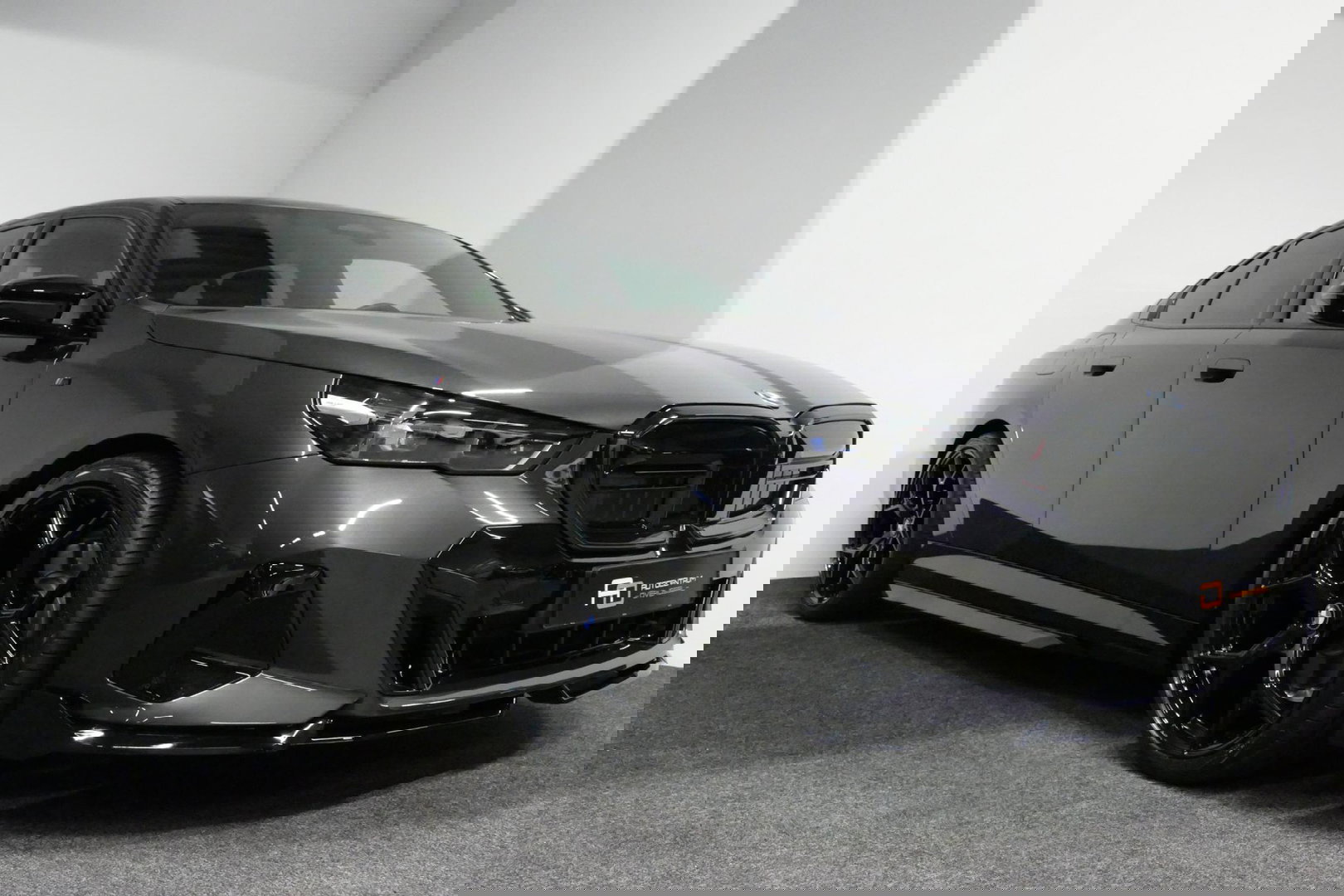 BMW 5 Serie 530e M Sport Edition / M5 Look / M Sport Bodykit / Panoramadak / Stoelkoeling & -verwarming / Iconic Glow / Harman Kardon / Elektr. verstelbare voorstoelen (links memory) / HUD / Rondomzichtcamera / Apple Carplay - Android Auto / Achterbank verwarming / D