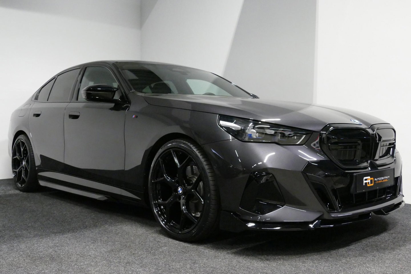 BMW 5 Serie 530e M Sport Edition / M5 Look / M Sport Bodykit / Panoramadak / Stoelkoeling & -verwarming / Iconic Glow / Harman Kardon / Elektr. verstelbare voorstoelen (links memory) / HUD / Rondomzichtcamera / Apple Carplay - Android Auto / Achterbank verwarming / D