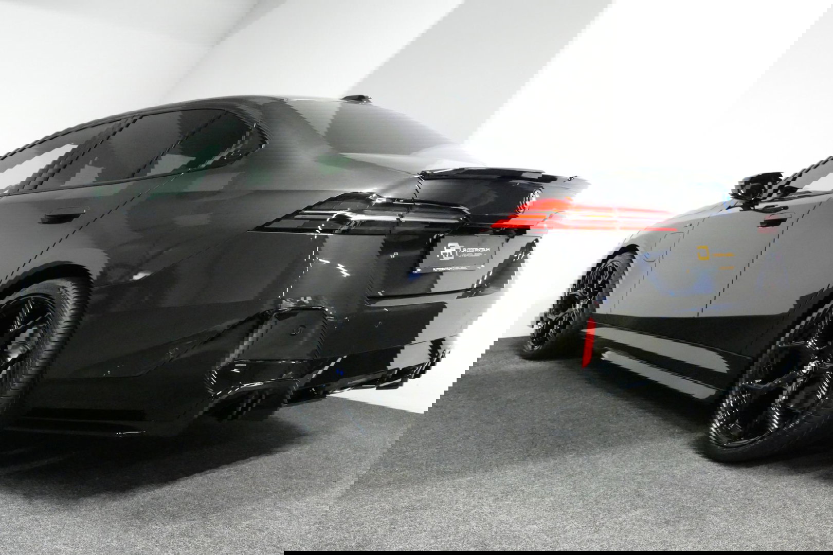 BMW 5 Serie 530e M Sport Edition / M5 Look / M Sport Bodykit / Panoramadak / Stoelkoeling & -verwarming / Iconic Glow / Harman Kardon / Elektr. verstelbare voorstoelen (links memory) / HUD / Rondomzichtcamera / Apple Carplay - Android Auto / Achterbank verwarming / D