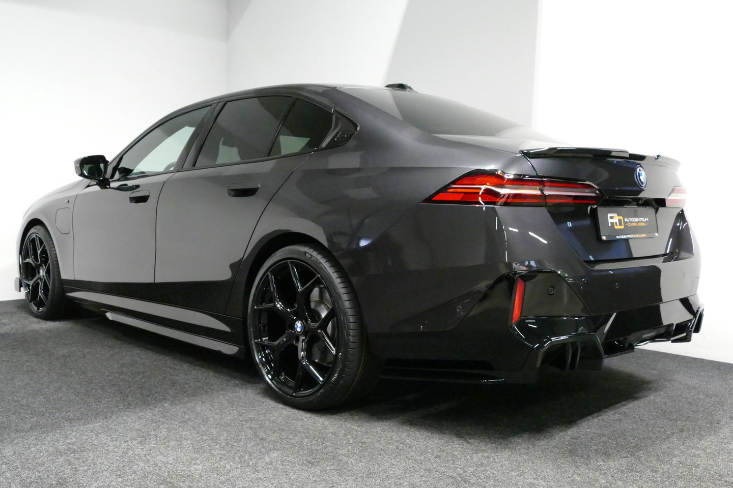 BMW 5 Serie 530e M Sport Edition / M5 Look / M Sport Bodykit / Panoramadak / Stoelkoeling & -verwarming / Iconic Glow / Harman Kardon / Elektr. verstelbare voorstoelen (links memory) / HUD / Rondomzichtcamera / Apple Carplay - Android Auto / Achterbank verwarming / D