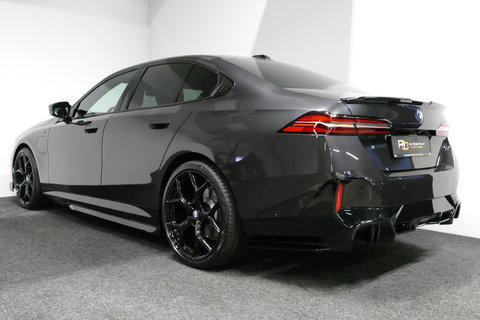 BMW 5 Serie 530e M Sport Edition / M5 Look / M Sport Bodykit / Panoramadak / Stoelkoeling & -verwarming / Iconic Glow / Harman Kardon / Elektr. verstelbare voorstoelen (links memory) / HUD / Rondomzichtcamera / Apple Carplay - Android Auto / Achterbank verwarming / D