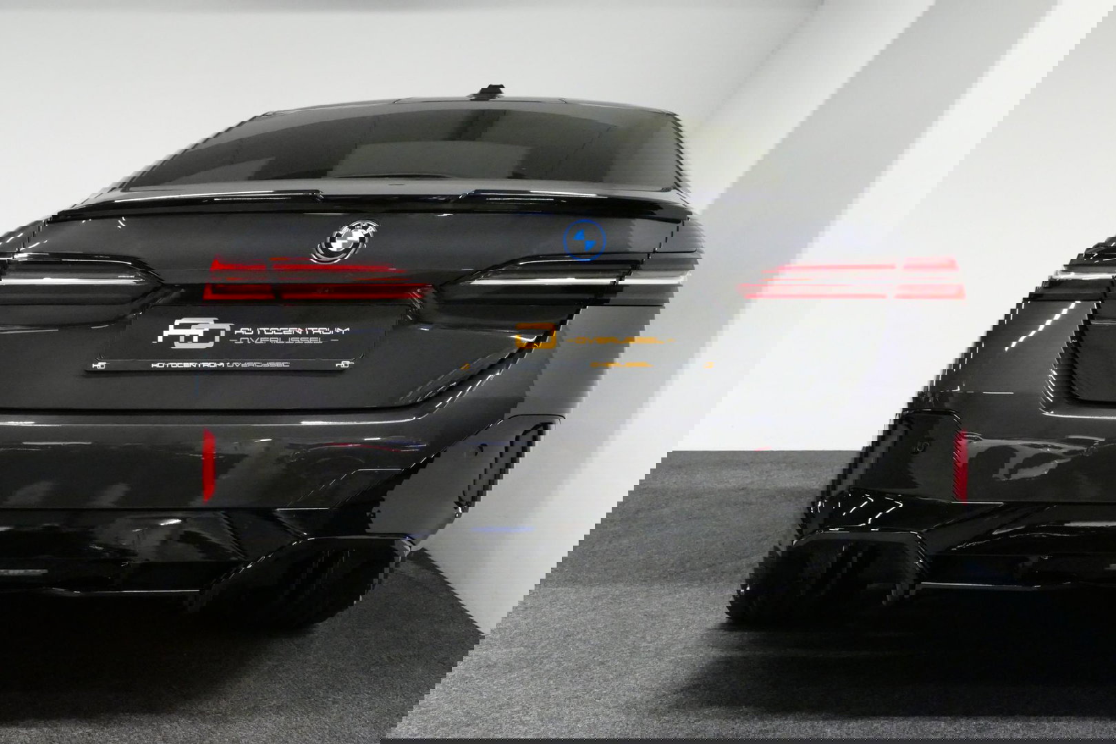 BMW 5 Serie 530e M Sport Edition / M5 Look / M Sport Bodykit / Panoramadak / Stoelkoeling & -verwarming / Iconic Glow / Harman Kardon / Elektr. verstelbare voorstoelen (links memory) / HUD / Rondomzichtcamera / Apple Carplay - Android Auto / Achterbank verwarming / D