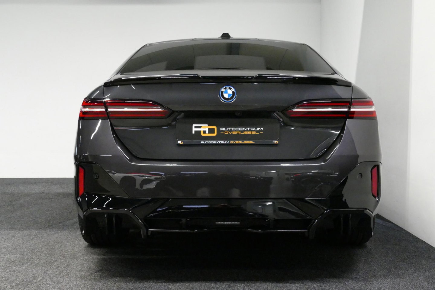 BMW 5 Serie 530e M Sport Edition / M5 Look / M Sport Bodykit / Panoramadak / Stoelkoeling & -verwarming / Iconic Glow / Harman Kardon / Elektr. verstelbare voorstoelen (links memory) / HUD / Rondomzichtcamera / Apple Carplay - Android Auto / Achterbank verwarming / D