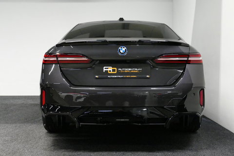 BMW 5 Serie 530e M Sport Edition / M5 Look / M Sport Bodykit / Panoramadak / Stoelkoeling & -verwarming / Iconic Glow / Harman Kardon / Elektr. verstelbare voorstoelen (links memory) / HUD / Rondomzichtcamera / Apple Carplay - Android Auto / Achterbank verwarming / D