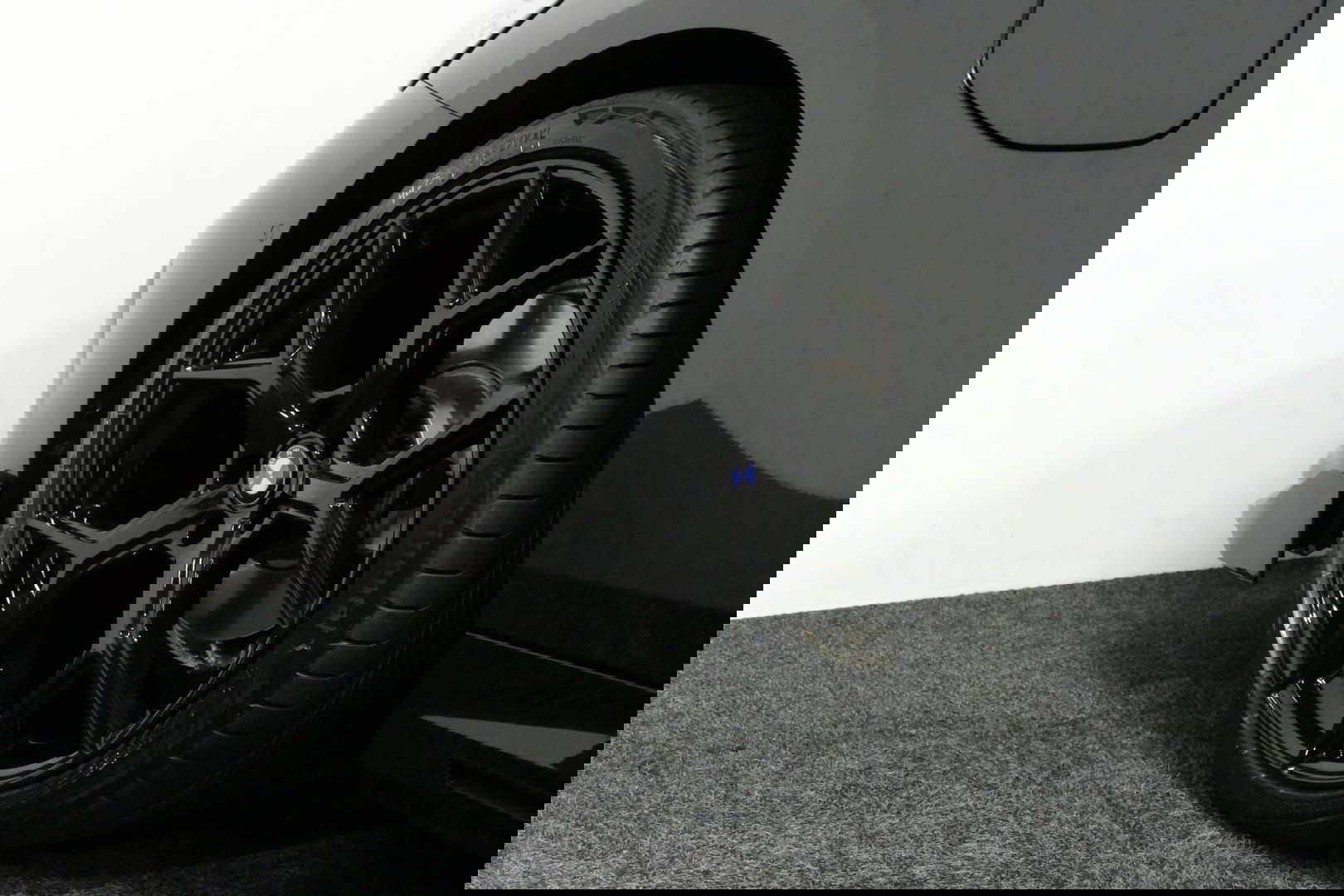 BMW 5 Serie 530e M Sport Edition / M5 Look / M Sport Bodykit / Panoramadak / Stoelkoeling & -verwarming / Iconic Glow / Harman Kardon / Elektr. verstelbare voorstoelen (links memory) / HUD / Rondomzichtcamera / Apple Carplay - Android Auto / Achterbank verwarming / D