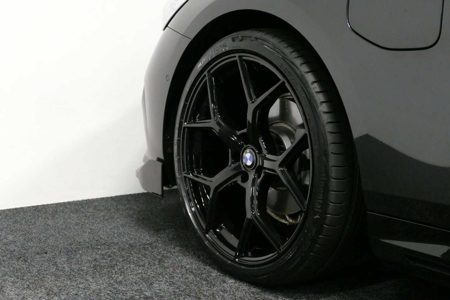 BMW 5 Serie 530e M Sport Edition / M5 Look / M Sport Bodykit / Panoramadak / Stoelkoeling & -verwarming / Iconic Glow / Harman Kardon / Elektr. verstelbare voorstoelen (links memory) / HUD / Rondomzichtcamera / Apple Carplay - Android Auto / Achterbank verwarming / D