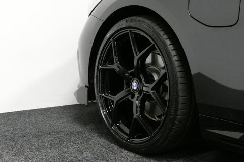 BMW 5 Serie 530e M Sport Edition / M5 Look / M Sport Bodykit / Panoramadak / Stoelkoeling & -verwarming / Iconic Glow / Harman Kardon / Elektr. verstelbare voorstoelen (links memory) / HUD / Rondomzichtcamera / Apple Carplay - Android Auto / Achterbank verwarming / D