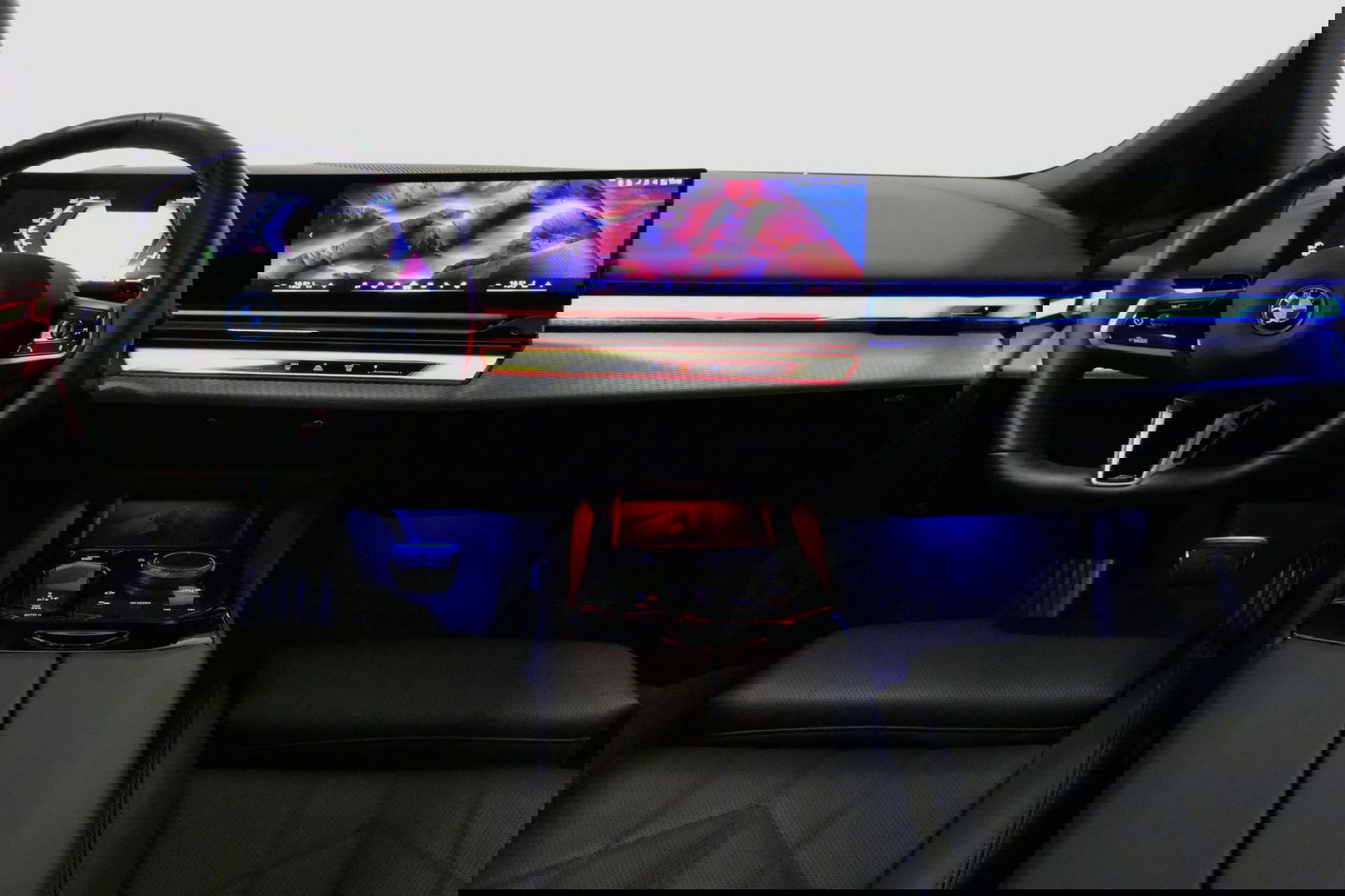 BMW 5 Serie 530e M Sport Edition / M5 Look / M Sport Bodykit / Panoramadak / Stoelkoeling & -verwarming / Iconic Glow / Harman Kardon / Elektr. verstelbare voorstoelen (links memory) / HUD / Rondomzichtcamera / Apple Carplay - Android Auto / Achterbank verwarming / D