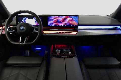 BMW 5 Serie 530e M Sport Edition / M5 Look / M Sport Bodykit / Panoramadak / Stoelkoeling & -verwarming / Iconic Glow / Harman Kardon / Elektr. verstelbare voorstoelen (links memory) / HUD / Rondomzichtcamera / Apple Carplay - Android Auto / Achterbank verwarming / D