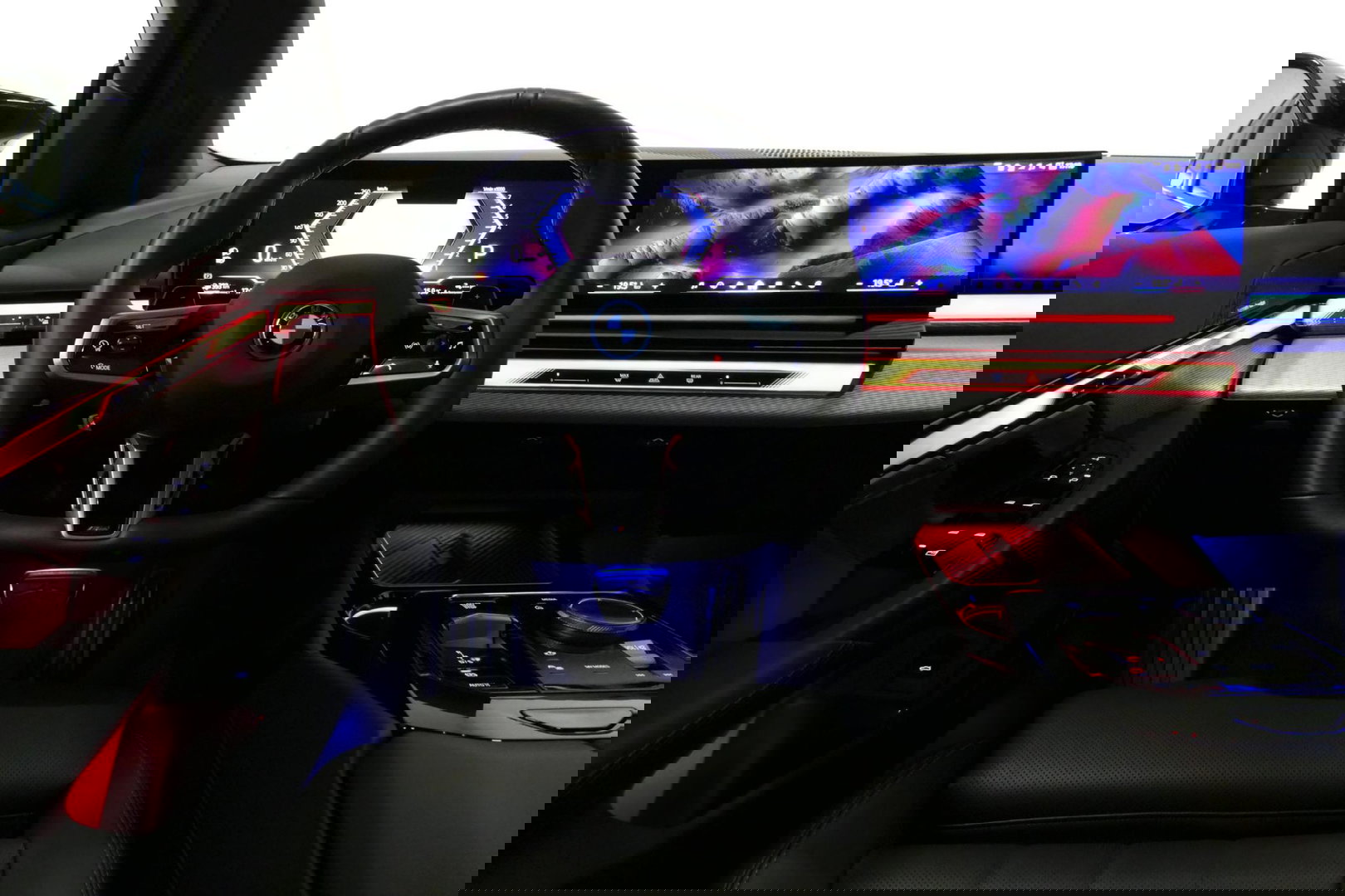 BMW 5 Serie 530e M Sport Edition / M5 Look / M Sport Bodykit / Panoramadak / Stoelkoeling & -verwarming / Iconic Glow / Harman Kardon / Elektr. verstelbare voorstoelen (links memory) / HUD / Rondomzichtcamera / Apple Carplay - Android Auto / Achterbank verwarming / D