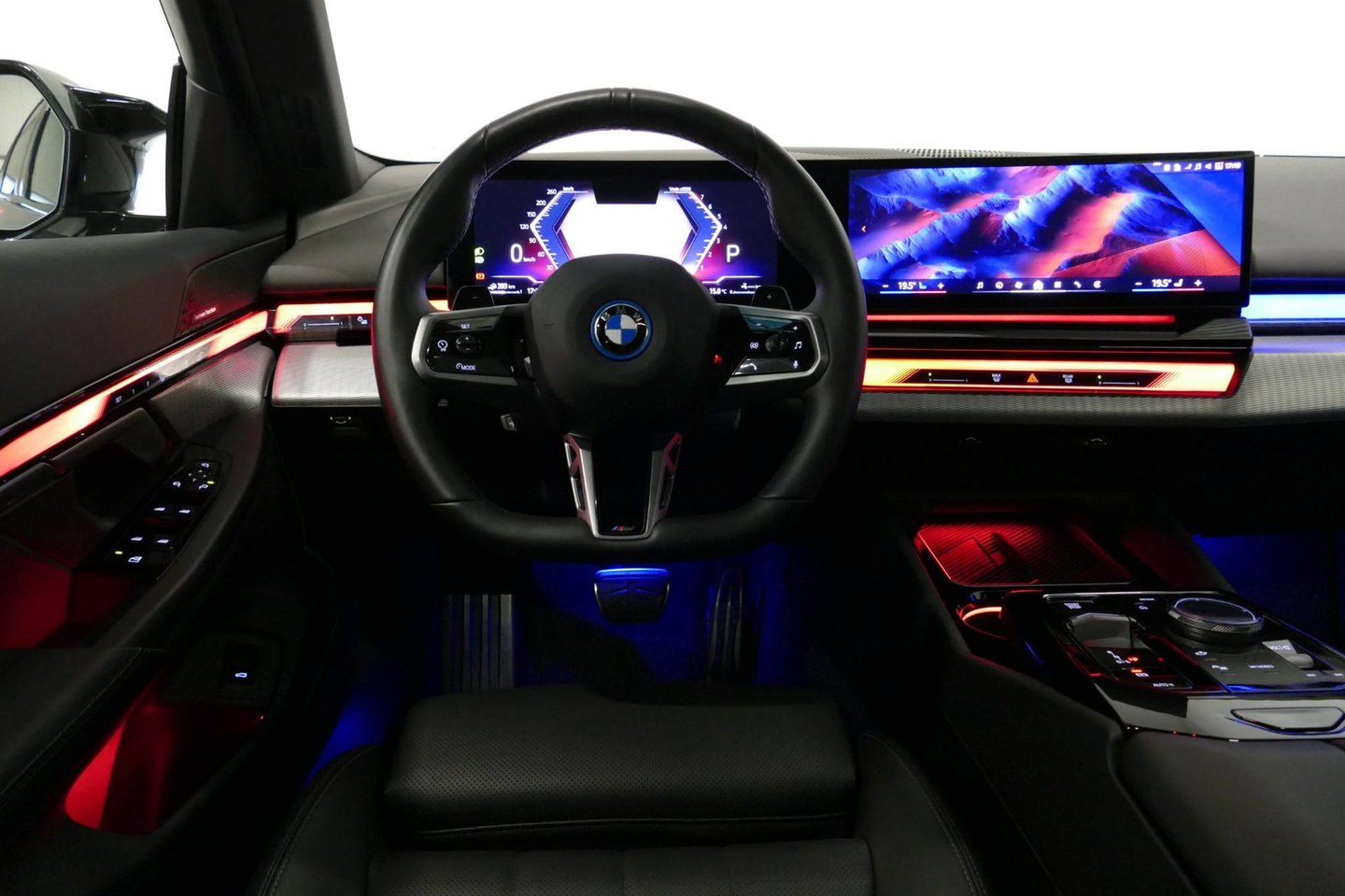 BMW 5 Serie 530e M Sport Edition / M5 Look / M Sport Bodykit / Panoramadak / Stoelkoeling & -verwarming / Iconic Glow / Harman Kardon / Elektr. verstelbare voorstoelen (links memory) / HUD / Rondomzichtcamera / Apple Carplay - Android Auto / Achterbank verwarming / D