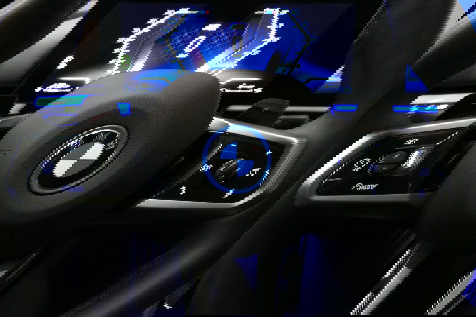 BMW 5 Serie 530e M Sport Edition / M5 Look / M Sport Bodykit / Panoramadak / Stoelkoeling & -verwarming / Iconic Glow / Harman Kardon / Elektr. verstelbare voorstoelen (links memory) / HUD / Rondomzichtcamera / Apple Carplay - Android Auto / Achterbank verwarming / D