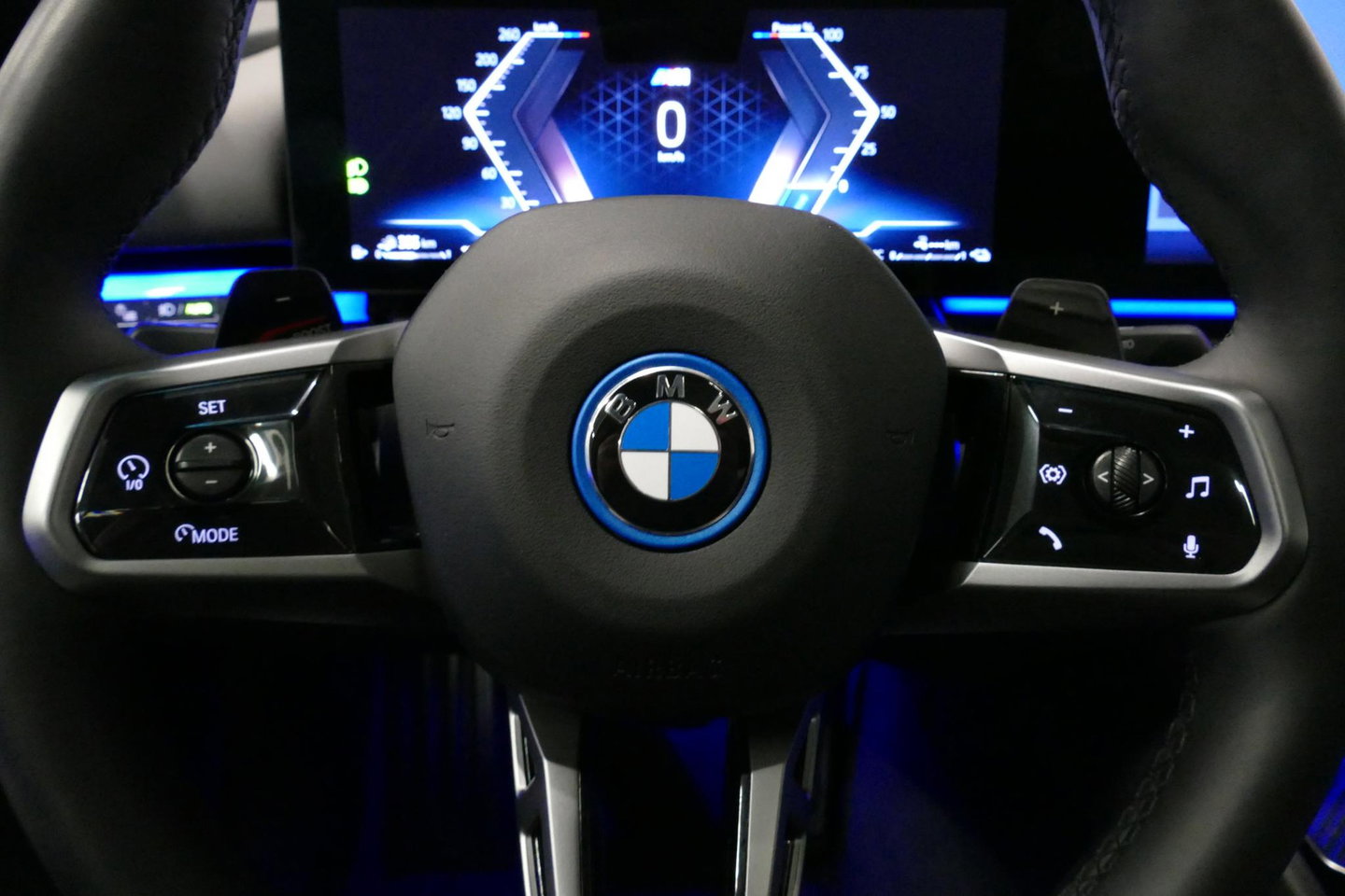 BMW 5 Serie 530e M Sport Edition / M5 Look / M Sport Bodykit / Panoramadak / Stoelkoeling & -verwarming / Iconic Glow / Harman Kardon / Elektr. verstelbare voorstoelen (links memory) / HUD / Rondomzichtcamera / Apple Carplay - Android Auto / Achterbank verwarming / D