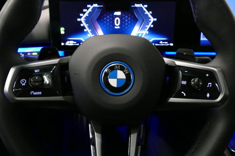 BMW 5 Serie 530e M Sport Edition / M5 Look / M Sport Bodykit / Panoramadak / Stoelkoeling & -verwarming / Iconic Glow / Harman Kardon / Elektr. verstelbare voorstoelen (links memory) / HUD / Rondomzichtcamera / Apple Carplay - Android Auto / Achterbank verwarming / D