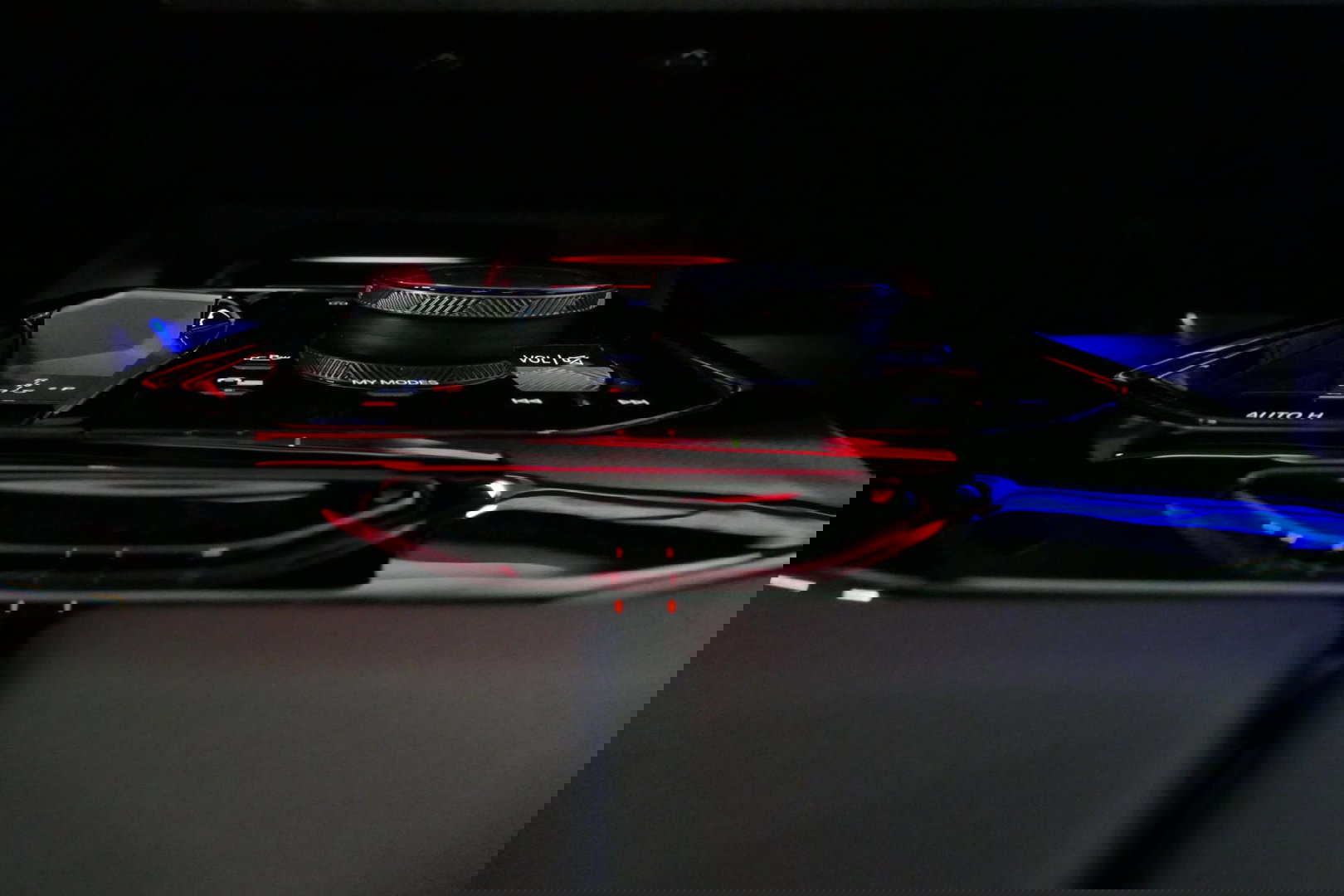 BMW 5 Serie 530e M Sport Edition / M5 Look / M Sport Bodykit / Panoramadak / Stoelkoeling & -verwarming / Iconic Glow / Harman Kardon / Elektr. verstelbare voorstoelen (links memory) / HUD / Rondomzichtcamera / Apple Carplay - Android Auto / Achterbank verwarming / D