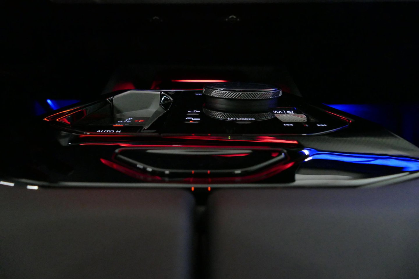 BMW 5 Serie 530e M Sport Edition / M5 Look / M Sport Bodykit / Panoramadak / Stoelkoeling & -verwarming / Iconic Glow / Harman Kardon / Elektr. verstelbare voorstoelen (links memory) / HUD / Rondomzichtcamera / Apple Carplay - Android Auto / Achterbank verwarming / D